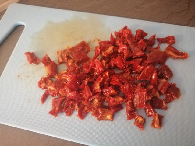 Cous cous allo zafferano con rana pescatrice pomodori secchi olive capperi pinoli e finocchietto selvatico