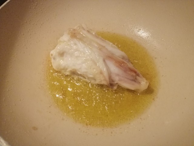 Cous cous allo zafferano con rana pescatrice pomodori secchi olive capperi pinoli e finocchietto selvatico