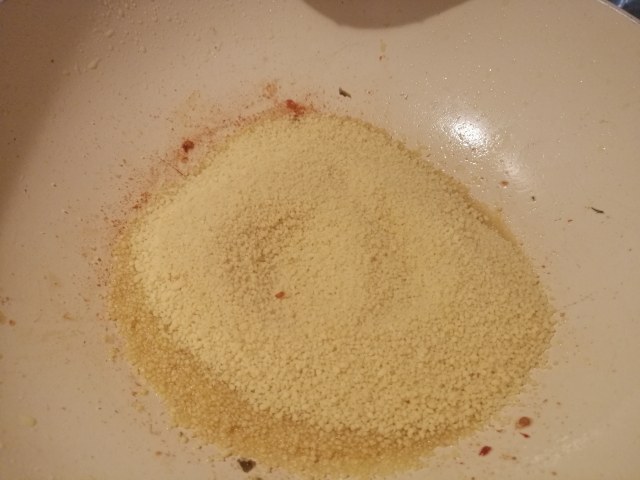 Cous cous allo zafferano con rana pescatrice pomodori secchi olive capperi pinoli e finocchietto selvatico