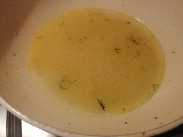 Cous cous allo zafferano con rana pescatrice pomodori secchi olive capperi pinoli e finocchietto selvatico