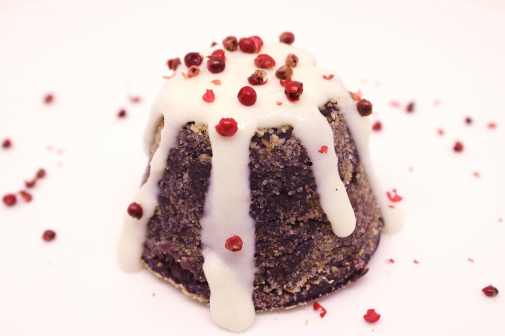 Gateau di patate viola al baccala con la sua crema