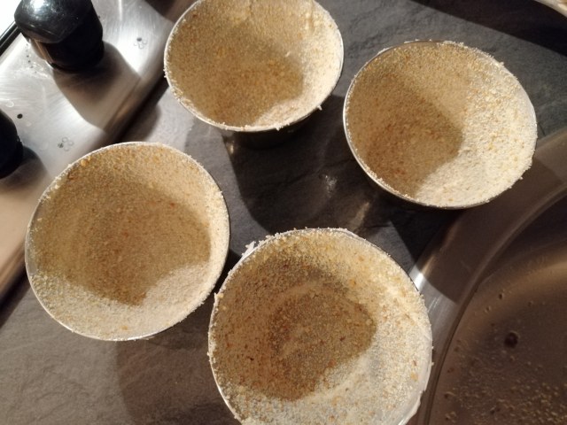 Gateau di patate viola al baccala con la sua crema