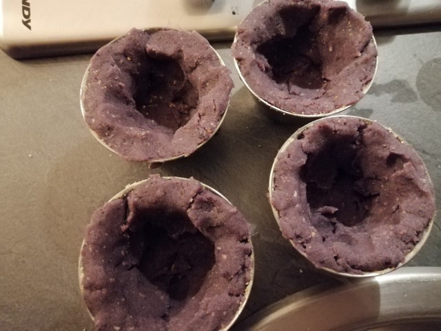 Gateau di patate viola al baccala con la sua crema