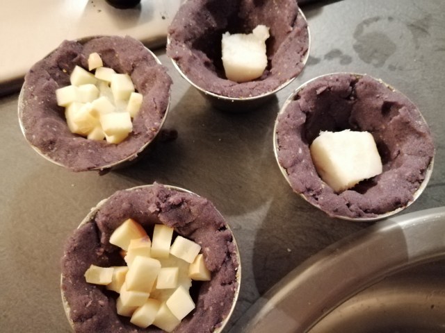 Gateau di patate viola al baccala con la sua crema