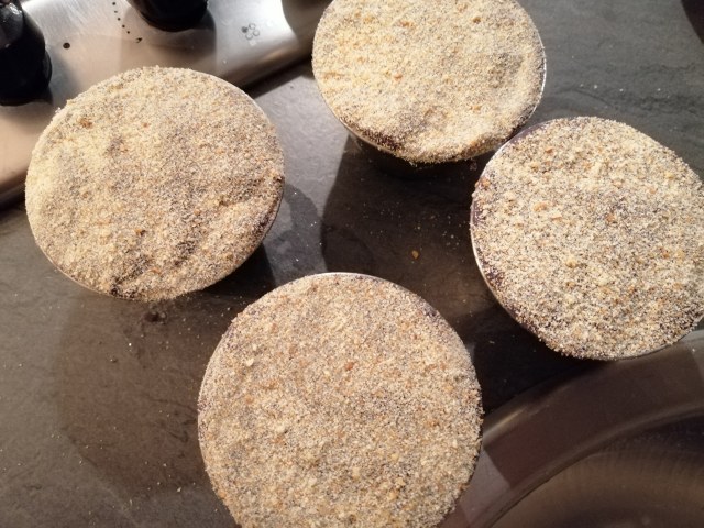 Gateau di patate viola al baccala con la sua crema