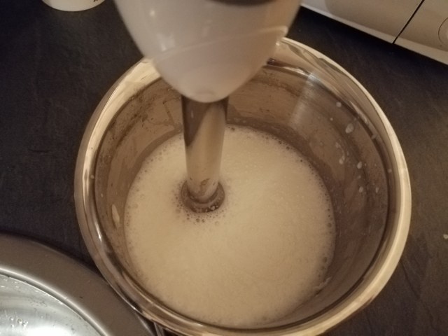 Gateau di patate viola al baccala con la sua crema