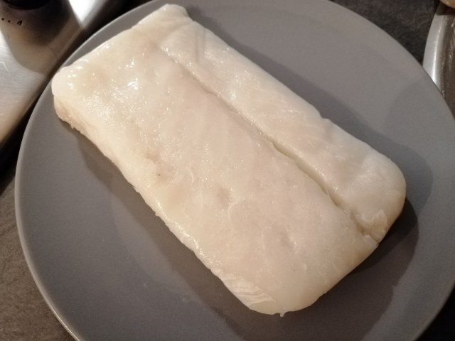 Gateau di patate viola al baccala con la sua crema