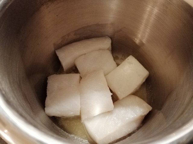 Gateau di patate viola al baccala con la sua crema