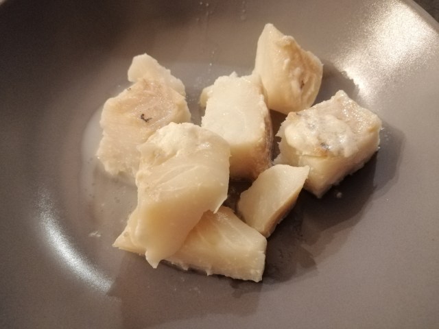 Gateau di patate viola al baccala con la sua crema