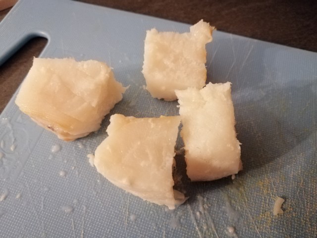Gateau di patate viola al baccala con la sua crema