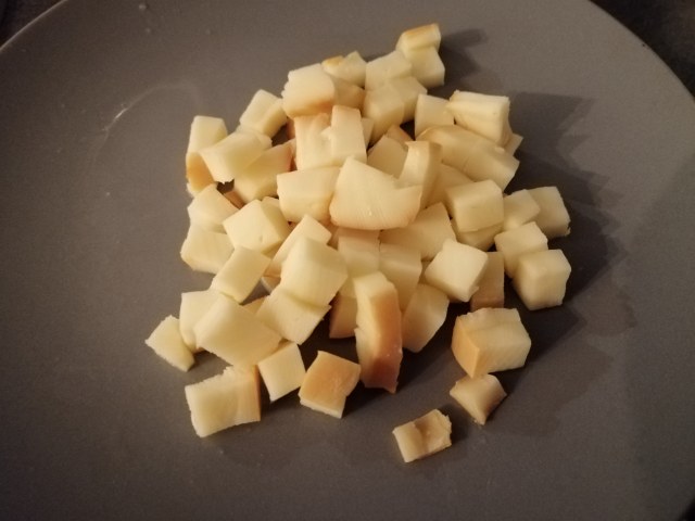 Gateau di patate viola al baccala con la sua crema