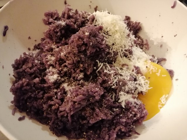 Gateau di patate viola al baccala con la sua crema