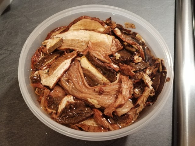 Zuppa di ceci cavolo nero e funghi porcini con stick di pane di segale