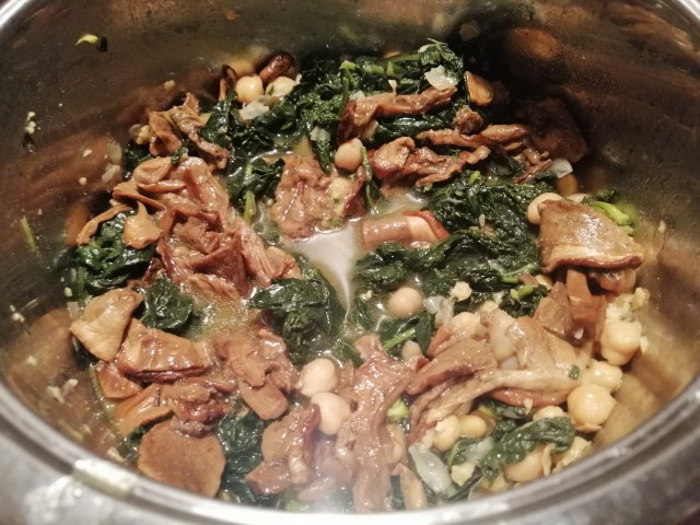 Zuppa di ceci cavolo nero e funghi porcini con stick di pane di segale