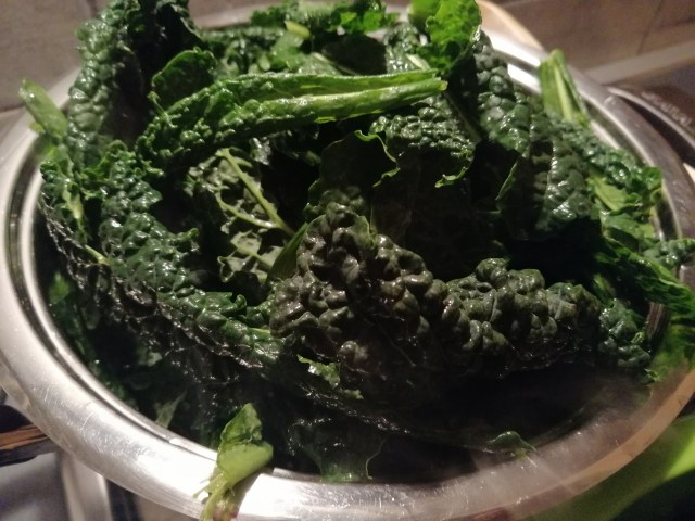 Zuppa di ceci cavolo nero e funghi porcini con stick di pane di segale