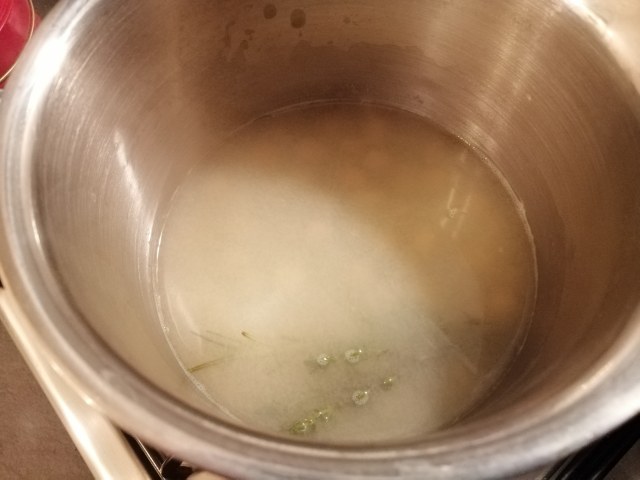 Zuppa di ceci cavolo nero e funghi porcini con stick di pane di segale