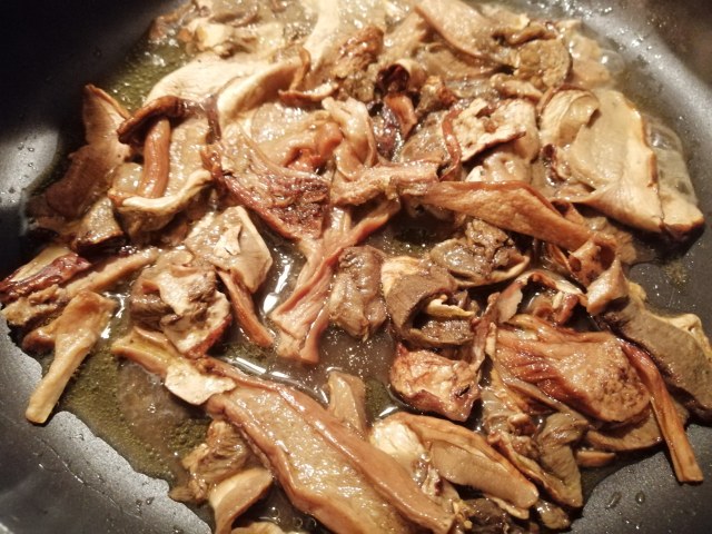 Zuppa di ceci cavolo nero e funghi porcini con stick di pane di segale