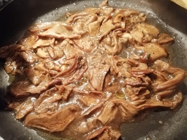 Zuppa di ceci cavolo nero e funghi porcini con stick di pane di segale