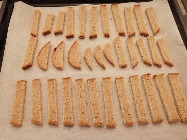 Zuppa di ceci cavolo nero e funghi porcini con stick di pane di segale