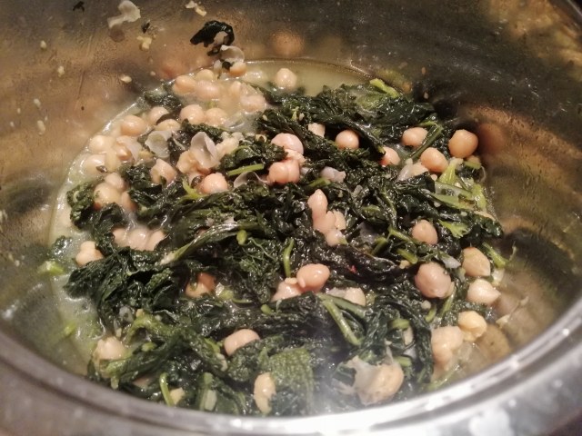 Zuppa di ceci cavolo nero e funghi porcini con stick di pane di segale