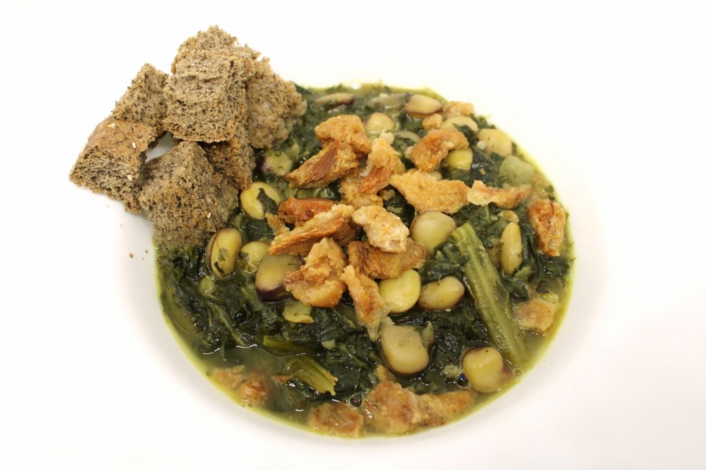 Zuppa di cicerchie cicoria con cicoli e crostini di pane di grano saraceno