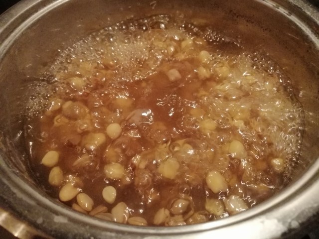 Zuppa di cicerchie cicoria con cicoli e crostini di pane di grano saraceno