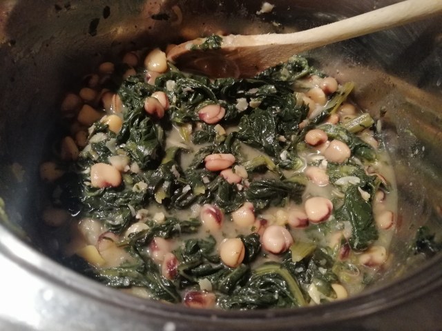 Zuppa di cicerchie cicoria con cicoli e crostini di pane di grano saraceno