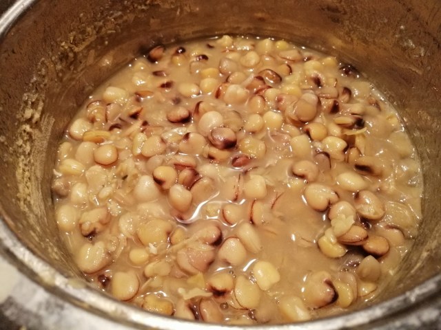 Zuppa di cicerchie cicoria con cicoli e crostini di pane di grano saraceno
