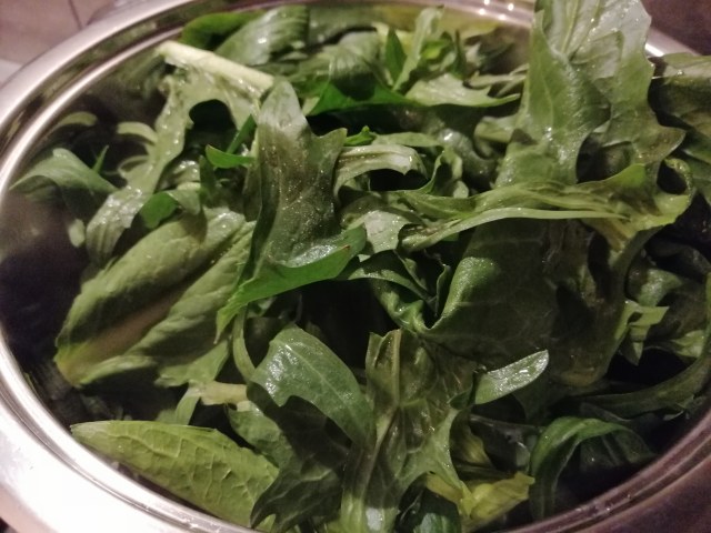 Zuppa di cicerchie cicoria con cicoli e crostini di pane di grano saraceno