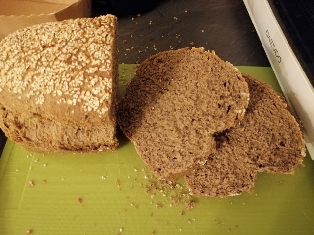 Zuppa di cicerchie cicoria con cicoli e crostini di pane di grano saraceno