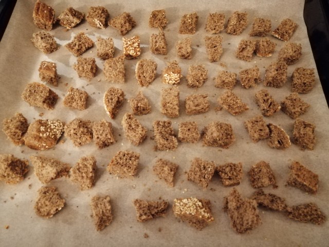 Zuppa di cicerchie cicoria con cicoli e crostini di pane di grano saraceno