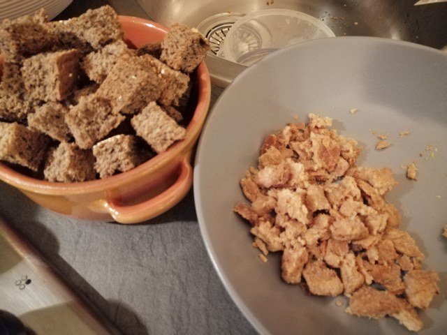 Zuppa di cicerchie cicoria con cicoli e crostini di pane di grano saraceno