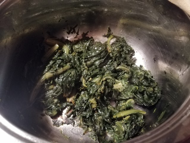 Zuppa di cicerchie cicoria con cicoli e crostini di pane di grano saraceno