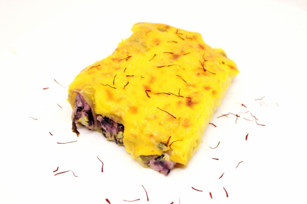 Cannelloni ripieni di ricotta radicchio speck e scamorza con besciamella allo zafferano