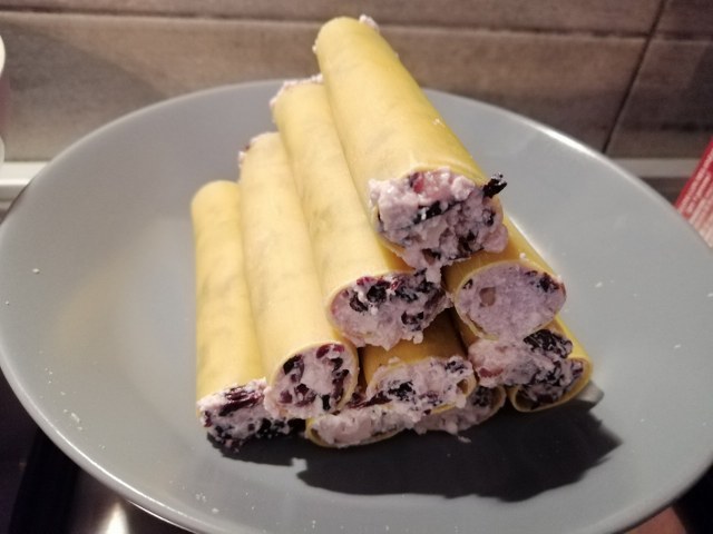 Cannelloni ripieni di ricotta radicchio speck e scamorza con besciamella allo zafferano