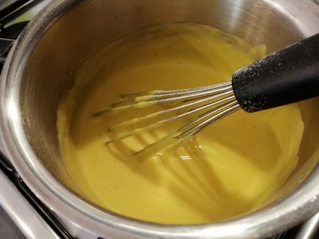 Cannelloni ripieni di ricotta radicchio speck e scamorza con besciamella allo zafferano