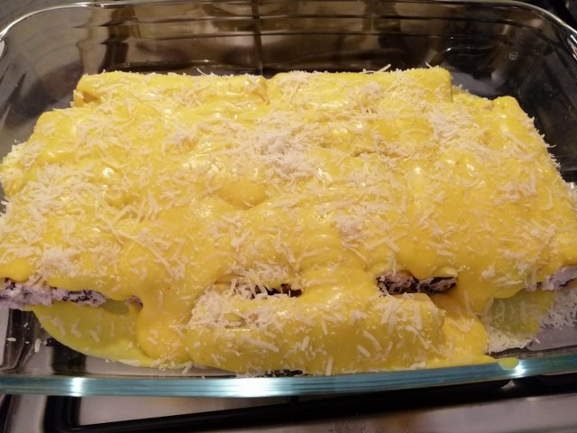 Cannelloni ripieni di ricotta radicchio speck e scamorza con besciamella allo zafferano