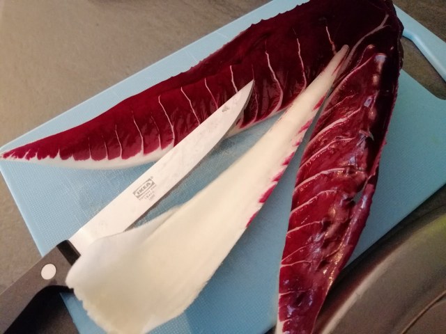 Cannelloni ripieni di ricotta radicchio speck e scamorza con besciamella allo zafferano