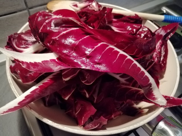 Cannelloni ripieni di ricotta radicchio speck e scamorza con besciamella allo zafferano