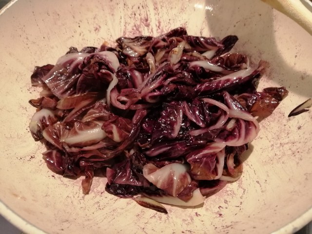 Cannelloni ripieni di ricotta radicchio speck e scamorza con besciamella allo zafferano