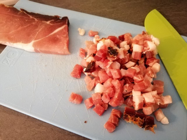 Cannelloni ripieni di ricotta radicchio speck e scamorza con besciamella allo zafferano