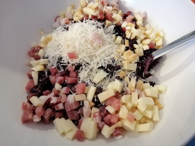 Cannelloni ripieni di ricotta radicchio speck e scamorza con besciamella allo zafferano