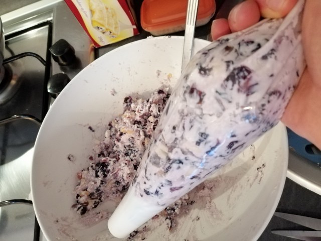 Cannelloni ripieni di ricotta radicchio speck e scamorza con besciamella allo zafferano