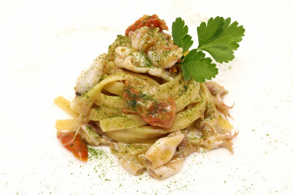 Fettuccine con calamarelle stracciatella di bufala e datterini