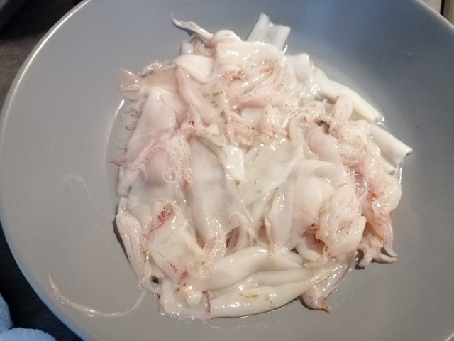 Fettuccine con calamarelle stracciatella di bufala e datterini