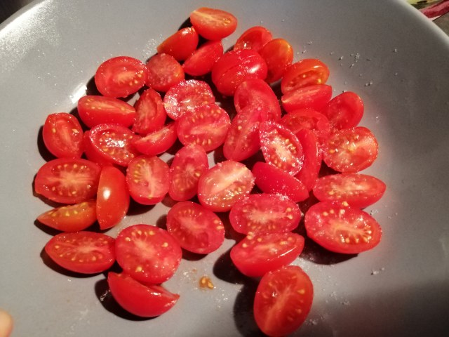 Fettuccine con calamarelle stracciatella di bufala e datterini