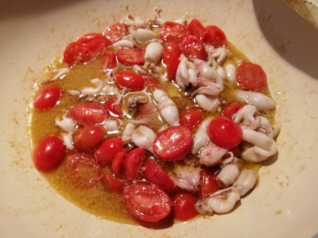 Fettuccine con calamarelle stracciatella di bufala e datterini