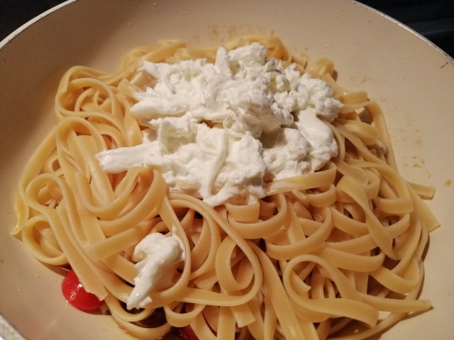 Fettuccine con calamarelle stracciatella di bufala e datterini