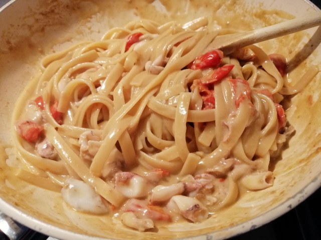 Fettuccine con calamarelle stracciatella di bufala e datterini