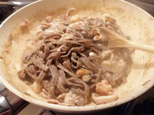 Pizzoccheri di mare con gamberi cozze e totani